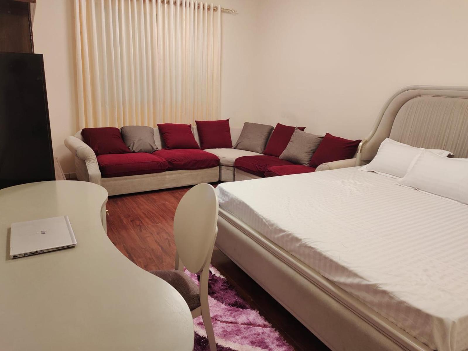 Arnim Suite - 3 Bedrooms Apartment Шарджа Екстериор снимка