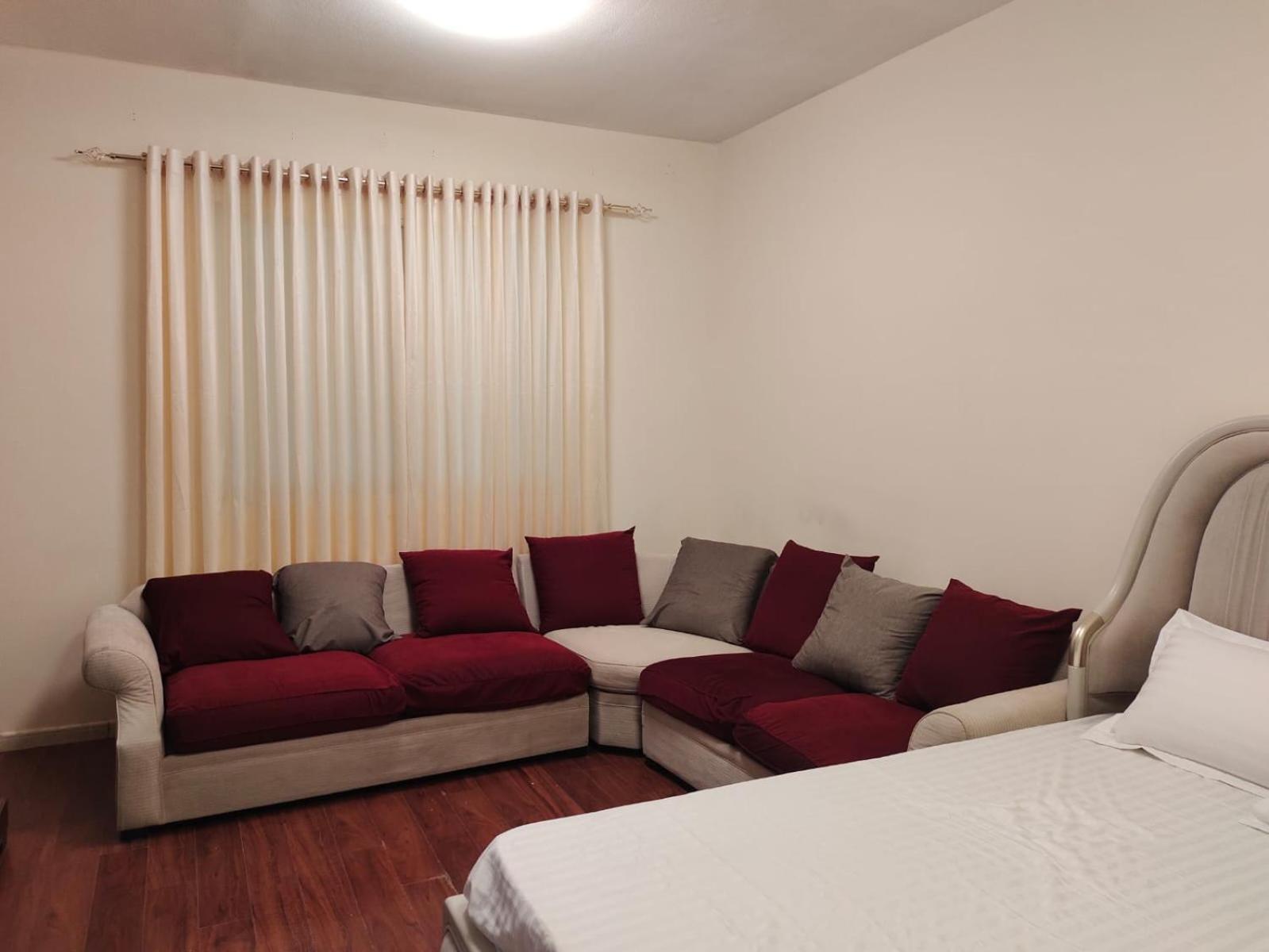 Arnim Suite - 3 Bedrooms Apartment Шарджа Екстериор снимка