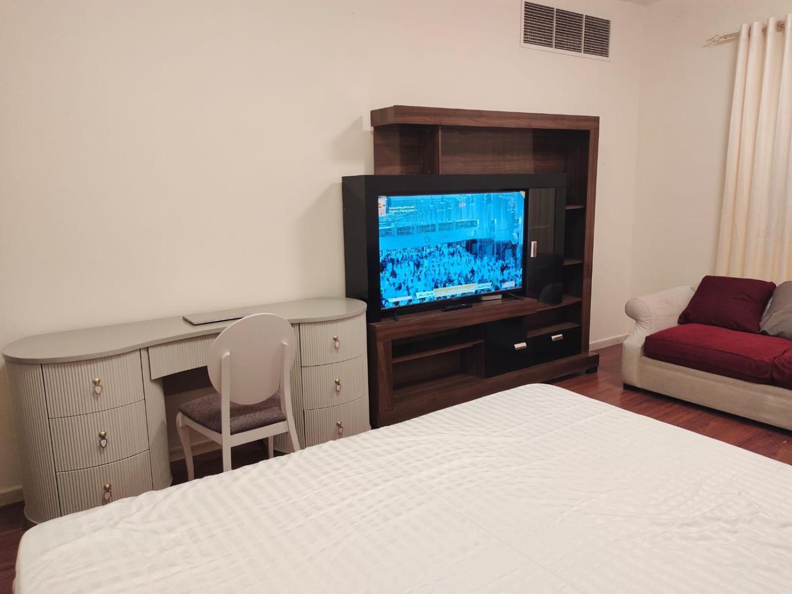Arnim Suite - 3 Bedrooms Apartment Шарджа Екстериор снимка